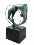 CESCHIATTI, Alfredo - Imponente, grande Escultura em bronze patinado representando Contorcionista, peça assinada e com selo da Zani base em granito. Med. Total 140 X120 cm, escultura 90 X 120 cm, base 50 X 60 X 60 cm. (Não possui certificado somente NF de arrematação). Nota: Alfredo Ceschiatti (Belo Horizonte, 1 de setembro de 1918 Rio de Janeiro, 25 de agosto de 1989) foi um escultor, desenhista e professor brasileiro. Biografia Sem Título (1978), escultura exposta na Estação SéFilho de pais italianos e neto de gregos, foi à Itália em 1937, beneficiado pelo governo italiano em promover viagens de filhos de imigrantes ao país. De volta ao país, fixou-se na cidade do Rio de Janeiro onde estudou na Escola Nacional de Belas Artes. Foi premiado no Salão Nacional de Belas Artes, em 1945, pelo baixo-relevo do batistério da Igreja de São Francisco de Assis, em Belo Horizonte. Conheceu Oscar Niemeyer, que lhe encomendou uma escultura para o Conjunto Arquitetônico da Pampulha, em Belo Horizonte. Ceschiatti criou O Abraço, obra de duas mulheres abraçadas. Considerada imoral pelos mineiros, ficou guardada muitos anos até ser finalmente exposta em um jardim da Pampulha. A escultura Duas Amigas foi feita para o Salão Nobre (jardim superior) do Palácio Itamaraty com orientações do embaixador Wladimir Murtinho, que atuava como curador-chefe no projeto de ambientação do Palácio. O gosto do artista pela figura feminina está presente em várias de suas obras.Em 1960 esculpiu, em granito, As Três Forças Armadas, um dos temas no Monumento Nacional aos Mortos da Segunda Guerra Mundial, no Rio de Janeiro. Possui obras em diversos museus brasileiros.