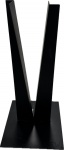 FRANZ WEISSMANN (Knittelfeld, Áustria 1911- Rio de Janeiro, 2005) - Magnífica Escultura em ferro pintado na cor preto, peça assinada. Med. 100 cm, base x 50 x 50 cm. (não possui certificado, vai com NF de arrematação). Biografia: Franz Weissmann (1911-2005)Franz Joseph Weissmann (Knittelfeld, Áustria 1911 - Rio de Janeiro RJ 2005)Escultor, desenhista, pintor e professor.Vem para o Brasil em 1921. No Rio de Janeiro, entre 1939 e 1941, frequenta cursos de arquitetura, escultura, pintura e desenho na Escola Nacional de Belas Artes (Enba). De 1942 a 1944, estuda desenho, escultura, modelagem e fundição com August Zamoyski (1893-1970). Em 1945, transfere-se para Belo Horizonte, onde ministra aulas particulares de desenho e escultura. Três anos depois, Guignard (1896-1962) convida-o a lecionar escultura na Escola do Parque, que mais tarde recebe o nome de Escola Guignard. Inicialmente, desenvolve uma obra pautada no figurativismo. A partir da década de 1950, gradualmente elabora um trabalho de cunho construtivista, com valorização das formas geométricas, submetendo-as a recortes e dobraduras, utilizando chapas de ferro, fios de aço, alumínio em verga ou folha. Integra o Grupo Frente, em 1955. No ano seguinte, volta a residir no Rio de Janeiro e participa da Exposição Nacional de Arte Concreta, em 1957. É um dos fundadores do Grupo Neoconcreto, em 1959. Nesse ano viaja para a Europa e o Extremo Oriente, retornando ao Brasil em 1965. Na década de 1960, expõe a série Amassados, elaborada na Europa com chapas de zinco ou alumínio trabalhadas a martelo, porrete e instrumentos cortantes, alinhando-se temporariamente ao informalismo. Posteriormente volta a aproximar-se das vertentes construtivas. Nos anos de 1970 recebe o prêmio de melhor escultor da Associação Paulista de Críticos de Artes (APCA), participa da Bienal Internacional de Escultura ao Ar Livre, em Antuérpia, Bélgica, e da Bienal de Veneza. Realiza esculturas monumentais para espaços públicos de diversas cidades brasileiras, como na Praça da Sé, em São Paulo no Parque da Catacumba, no Rio de Janeiro e no Palácio das Artes, em Belo Horizonte.