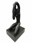 SONIA EBLING- Grande e imponente Escultura em bronze patinado representando "Figura Feminina" base em granito, peça assinada. (não possui certificado, vai com NF de arrematação). Med. Total 146 cm, escultura 115 X 46 X 56 cm e base 30 X 60 X 70 cm. Nota: Sonia Ebling de Kermoal (Taquara, 1918 2006) foi uma escultora e professora brasileira. Iniciou seus estudos de arte na pintura e na escultura, nas Escolas de Belas Artes do Rio Grande do Sul e do Rio de Janeiro, entre 1944 e 1951. Logo em seguida, em 1955, recebeu o Prêmio de Viagem ao Estrangeiro do Salão Nacional de Arte Moderna do Rio de Janeiro pela escultura Mulher e Pássaro, e permaneceu na Europa até 1968, estudando com mestres insignes como Ossip Zadkine, em Paris, e obtendo uma bolsa da Fundação Calouste Gulbenkian.Ainda na Europa expõs em eventos importantes como o Salon de la Jeune Sculpture do Museu Rodin, a Bienal de Arte Tri-Veneta de Pádua, o Salon de Réalités Nouvelles e o Salon des Petits Bronzes do Museu de Arte Moderna em Paris, representou o Brasil na Documenta de Kassel, ao mesmo tempo que realizou mostras no Brasil, incluindo participação na VII Bienal de São Paulo.Voltando ao Brasil recebeu a encomenda para um relevo a ser instalado no Palácio dos Arcos, em Brasília, e iniciou um ciclo de exposições em várias capitais nacionais e também no exterior.Em 1970 ministrou um curso de escultura em cimento na Escola de Belas Artes da UFRGS. Seis anos depois foi convidada para assumir a cátedra de escultura nessa mesma universidade.Sobre sua produção, Jacob Klintowitz diz:"Sônia Ebling é uma escultora de formas depuradas, exaustivamente elaboradas e equilibradas. As suas esculturas incorporam as conquistas iconograficas da escultórica contemporânea. O que significa que a artista bebe nas formas pré-colombianas, africanas e egípcias. Essa procura de fontes, na verdade os próprios meios que informam a escultura contemporânea, faz com que seu trabalho se aproxime, por parentesco de origem, com a elaboração de Henry Moore, Brancusi, Giacometti, Marino Marini."