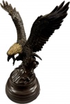 Magnífica escultura em Petit Bronze patinado representando "Águia". Med. 50 X 42 cm.