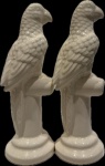 Pan dan de Esculturas em faiança branca representando Papagaios sobre tronco. Med. 33 x 12 cm.