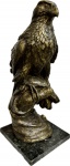 ZANI - Maravilhosa Escultura em bronze (pesado) patinado representando Águia pousada sobre Mão, assinada Zani. Med. 50 X 35 cm.