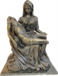 Magnífica Escultura em bronze patinado representando "PIETÁ", peça assinada, base em granito. Med. Total 62 X 46 X 32 cm.