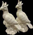 Pan dan de Esculturas em faiança branca representando Catatuas sobre tronco. Med. 37 x 22 cm.