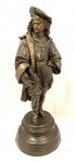 Escultura em petit bronze patinado representando Nobre. Med. 55 X 22 cm.