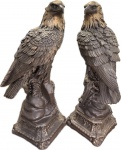 Vistoso par de esculturas em petit bronze patinado representando figuras de "Águias". Med. 60 X 30 cm.
