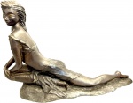 Magnífica e grande escultura em bronze (pesado) patinado representando Figura Feminina. Med. 42 X 65 cm.