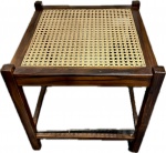 DESIGN - Elegante Banco Design em jacarandá com palhinha natural, em ótimo estado. Med. 44 X 43 X 43 cm.