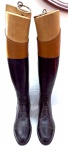 Diferente Escultura em Madeira e Couro representando Par de botas, apresentam argolas para pendurar. Med.  63 X 30 X10 cm.