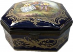 SÈVRES - France - Maravilhoso Porta Joia em porcelana Francesa de Sèvres policromada decorada com pintura esmaltada de Cena galante e parte interna pinturas florais, peça marcada. Med. 9 X 19 X 19 cm. Nota: A porcelana de Sèvres refere-se à produção da Manufacture nationale de Sèvres, uma das mais importantes fábricas europeias de porcelana, fundada em 1740 como Manufatura de Vincennes, transferida para Sèvres em 1756 e de propriedade do governo francês desde 1759, famosa por seus altos padrões de qualidade, uso de porcelana de pasta dura e macia, e cores icônicas como o "rose Pompadour", influenciando a produção de arte em cerâmica por séculos.