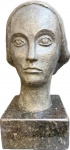 Alfredo CESCHIATTI- Escultura em bronze representando "cabeça de Anjo" peça assinada e com selo da fundição Zani, base em granito, pequenos bicados na base. Med. total 45 X 26 X 23 cm. Nota: Alfredo Ceschiatti (Belo Horizonte, 1 de setembro de 1918 Rio de Janeiro, 25 de agosto de 1989) foi um escultor, desenhista e professor brasileiro. Biografia Sem Título (1978), escultura exposta na Estação SéFilho de pais italianos e neto de gregos, foi à Itália em 1937, beneficiado pelo governo italiano em promover viagens de filhos de imigrantes ao país. De volta ao país, fixou-se na cidade do Rio de Janeiro onde estudou na Escola Nacional de Belas Artes. Foi premiado no Salão Nacional de Belas Artes, em 1945, pelo baixo-relevo do batistério da Igreja de São Francisco de Assis, em Belo Horizonte. Conheceu Oscar Niemeyer, que lhe encomendou uma escultura para o Conjunto Arquitetônico da Pampulha, em Belo Horizonte. Ceschiatti criou O Abraço, obra de duas mulheres abraçadas. Considerada imoral pelos mineiros, ficou guardada muitos anos até ser finalmente exposta em um jardim da Pampulha. A escultura Duas Amigas foi feita para o Salão Nobre (jardim superior) do Palácio Itamaraty com orientações do embaixador Wladimir Murtinho, que atuava como curador-chefe no projeto de ambientação do Palácio. O gosto do artista pela figura feminina está presente em várias de suas obras.Em 1960 esculpiu, em granito, As Três Forças Armadas, um dos temas no Monumento Nacional aos Mortos da Segunda Guerra Mundial, no Rio de Janeiro. Possui obras em diversos museus brasileiros.