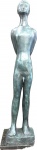 Bruno Giorgi (Mococa SP 1905 - Rio de Janeiro RJ 1993) - Grande Escultura em bronze patinado representando "Nú Masculino", base em granito, peça assinada. Med. total 95 cm. Biografia Bruno Giorgi (Mococa SP 1905 - Rio de Janeiro RJ 1993) Escultor. Muda-se com a família para Itália, e fixa-se em Roma em 1913. Em 1920, inicia estudos de desenho e escultura com o professor Loss. Participa de movimentos antifascistas. Em 1931, é preso por motivos políticos e condenado a sete anos de prisão. É extraditado para o Brasil em 1935, por intervenção do embaixador brasileiro na Itália. Em São Paulo, trava contato com Joaquim Figueira (1904 - 1943) e Alfredo Volpi (1896 - 1988). Em 1937, viaja para Paris e freqüenta as academias La Grand Chaumière e Ranson, onde estuda com Aristide Maillol (1861 - 1944). Em 1939, retorna a São Paulo e convive com Mário de Andrade (1893 - 1945), Lasar Segall (1891 - 1957), Oswald de Andrade (1890 - 1954) e Sérgio Milliet (1898 - 1966), entre outros. Começa a praticar desenho de modelo-vivo e pintura com os artistas do Grupo Santa Helena e integra a Família Artística Paulista - FAP. Em 1943, transfere-se para o Rio de Janeiro. A convite do ministro Gustavo Capanema (1900 - 1985) instala ateliê no antigo Hospício da Praia Vermelha, onde orienta jovens artistas como Francisco Stockinger (1919). Possui obras em espaços públicos como Monumento à Juventude Brasileira, 1947, nos jardins do antigo Ministério da Educação e Saúde - MES, atual Palácio Gustavo Capanema, no Rio de Janeiro; Candangos, 1960, na praça dos Três Poderes, e Meteoro, 1967, no lago do edifício do Ministério das Relações Exteriores, em Brasília; e Integração, 1989, no Memorial da América Latina, em São Paulo.
