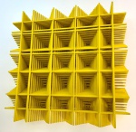 JOAQUIM TENREIRO (Atribuída) - Magnífica Escultura em madeira entrelaçada patinada denominada "TRELIÇA" na cor amarelo. Med. 100 X 100 cm. (nos resguardamos por colocar como atribuída, pois não possui certificado). NOTA: Joaquim Albuquerque Tenreiro (Melo, Gouveia, 23 de agosto de 1906 Itapira, 10 de maio de 1992) foi um marceneiro, projetista de mobiliário (designer de móveis) , pintor e escultor moderno .Nascido em Portugal, mudou-se para o Brasil, onde exerceu a profissão de marceneiro, herdada da família, e depois a de projetista de móveis, em diversas empresas no Rio de Janeiro, como Laubisch & Hirth. No ano de 1942 projetou seu primeiro móvel moderno, para uma residência de Francisco Inácio Peixoto, abandonando as práticas de então de copiar móveis em estilo clássico europeu e dando uma nova visão moderna ao mobiliário.A partir de 1943 montou sua própria empresa, com fábricas e lojas no Rio de Janeiro e São Paulo, com grande sucesso profissional e de crítica.No final da década de 1960 resolveu encerrar a empresa e dedicar-se às artes, principalmente a escultura em madeira, que já vinha exercendo em paralelo com sua atividade principal, desde que fizera um curso de desenho, em 1928 no Liceu Literário Português e no Liceu de Artes e Ofícios do Rio de Janeiro. Em 1931, já integrara o Núcleo Bernardelli, grupo criado em oposição ao ensino acadêmico da Escola Nacional de Belas Artes, onde desenvolveu seus pendores para a pintura, tendo demonstrado excelente familiaridade com os pincéis. Nessa época, até a década de 1940, dedicou-se à pintura de retratos, de paisagens e de naturezas-mortas.Nas décadas de 1950 e 1960, desenhou mobiliário e painéis em madeira, acompanhando o progresso da arquitetura moderna, para diversas instituições, como o Itamaraty e o SENAI.Diversas exposições, livros e retrospectivas foram realizadas sobre sua obra e Joaquim Tenreiro foi escolhido Melhor Escultor do ano de 1978.