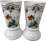 OPALINA - France Circa 1900 - Antigo Par de Vasos em Opalina Francesa na cor branca decorados com figuras Florais esmaltada multicolorido e fios de ouro. Med. 20 X 10 cm.