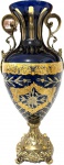 Magnífica e Imponente Ânfora em Demi Cristal na cor azul cobalto, ricamente lapidado decorado com detalhes florais dourados (peça imponente e perfeito estado). Med. 46 X 19 cm.