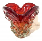 MURANO - Italia Anos 50 - Antigo Vaso em Murano da Série Cacto na cor vermelho degrade, decorado com bolhas internas. Med. 16 X 15 cm.