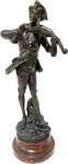 Charles Ruchot - Elegante e Antiga Escultura Em Petit Bronze Francês representado "Mozart", peça assinada e com placa de identificação, base em madeira (peça com ausência da Vara do Violino). Med. total 43 X 16 cm.