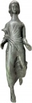 CESCHIATTI Alfredo - (1918-1989) - Belíssima Escultura em bronze patinado representando "Anjo" (similar do da catedral de Brasília) assinado e com selo da fundição Zani. Med. 105 X 30 X 52 cm. Nota: Alfredo Ceschiatti (Belo Horizonte, 1 de setembro de 1918 Rio de Janeiro, 25 de agosto de 1989) foi um escultor, desenhista e professor brasileiro. Biografia Sem Título (1978), escultura exposta na Estação Sé Filho de pais italianos e neto de gregos, foi à Itália em 1937, beneficiado pelo governo italiano em promover viagens de filhos de imigrantes ao país. De volta ao país, fixou-se na cidade do Rio de Janeiro onde estudou na Escola Nacional de Belas Artes. Foi premiado no Salão Nacional de Belas Artes, em 1945, pelo baixo-relevo do batistério da Igreja de São Francisco de Assis, em Belo Horizonte. Conheceu Oscar Niemeyer, que lhe encomendou uma escultura para o Conjunto Arquitetônico da Pampulha, em Belo Horizonte. Ceschiatti criou O Abraço, obra de duas mulheres abraçadas. Considerada imoral pelos mineiros, ficou guardada muitos anos até ser finalmente exposta em um jardim da Pampulha. A escultura Duas Amigas foi feita para o Salão Nobre (jardim superior) do Palácio Itamaraty com orientações do embaixador Wladimir Murtinho, que atuava como curador-chefe no projeto de ambientação do Palácio. O gosto do artista pela figura feminina está presente em várias de suas obras.Em 1960 esculpiu, em granito, As Três Forças Armadas, um dos temas no Monumento Nacional aos Mortos da Segunda Guerra Mundial, no Rio de Janeiro. Possui obras em diversos museus brasileiros.
