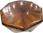 JORGE ZALSZUPIN- Magnífica mesa de centro dito Pétala em madeira nobre laminada, (apresenta selo da movelaria L'atelier, não possui certificado, vai com NF de arrematação, peça maravilhosa). Med. 35 X 107 cm. Nota: ZALSZUPIN, Jorge - Varsóvia, Polônia (1922) - Jorge Zalszupin nasceu em Varsóvia, Polônia, em 1922. Formou-se arquiteto na Romênia em 1945. Sua importância para o design brasileiro merece pesquisa, ainda não realizada. Além de ter sido dono da fábrica de móveis l'Atelier, de móveis modernos, Zalszupin liderou uma iniciativa ímpar: coordenou uma equipe de designers que trabalhavam para quatro distintas fábricas de um mesmo grupo empresarial, o grupo Forsa. Esta é uma experiência rara e talvez única no mundo.Zalszupin imigrou para o Brasil em 1949 e, depois de uma breve estadia na capital da República, estabeleceu-se em São Paulo, cidade que entrava num ciclo de grande crescimento industrial e de grandes transformações culturais. Abriu escritório de arquitetura , tendo como sócio José Gugliota, na primeira metade dos anos 1950. Ao cansar-se de projetar e mandar fabricar móveis exclusivos para as residências de seus clientes, decidiu associar-se a um grupo de marceneiros e produzir pequenas séries. Assim surgiu a fábrica l'Atelier, que logo começou a fabricar móveis de escritórios e que passou de uma marcenaria de procedimentos artesanais a uma indústria com produção seriada. A primeira peça desta série foi feita em 1959 e é uma poltrona apelidada de 'Dinamarquesa' pelos funcionários. Construída de jacarandá e estofada, e ela tem pés palito e o desenho de seus braços e pés frontais lembram as colunas projetadas por Niemeyer para o Palácio do Alvorada.No começo dos anos 1970, com sérios problemas financeiros, l'Atelier foi vendida para um grupo empresarial, que já era proprietário da Laminação Brasil (ferragens), da indústria de produtos plásticos Hevea e da fábrica de computadores Labo. A venda foi negociada com o 'passe' de Zalszupin como diretor de pesquisa e desenvolvimento de produtos. Desse modo, Zalszupin ampliou a equipe de designers - que já contava com Oswaldo Mellone - incorporando Paulo Jorge Pedreira e Lílian Weimberg, de forma permanente. Os designers batizaram o grupo empresarial de Forsa e passaram a atuar como laboratório de criação.As possibilidades técnicas oferecidas por quatro distintas plantas industriais foram potencializadas pela equipe de designers. Desta forma, a Hevea, que produzia commodities plásticas, ganhou uma linha de produtos muito sofisticada no desenho e firmou uma marca, a Eva, de utensílios domésticos, vendida em supermercados. A própria l'Atelier passou a usar o plástico injetado, produzindo painéis divisórios para escritórios e licenciando a cadeira de concha de polipropileno Hille desenhada por Robin Day. Além dos produtos que foram ao mercado, a equipe de design do grupo Forsa testou dezenas de novas idéias, que formam extraordinário acervo a ser pesquisado e que, certamente, muito influíram na base de atuação de Oswaldo Mellone e de Paulo Jorge Pedreira.A crise dos anos 1980 afetou profundamente o desempenho das empresas do grupo Forsa. A equipe de design se dissolveu no final da década. Oswaldo Mellone e Paulo Jorge Pedreira abriram seus escritórios individuais e Jorge Zalszupin dedicou-se exclusivamente a arquitetura, atividade que nunca abandonara.A partir de 2005, a empresa Etel Marcenaria passou a produzir vários dos itens projetados por Zalszupin para l'Atelier - entre eles a poltrona 'Dinamarquesa' - , privilegiando os objetos da fase artesanal da empresa.