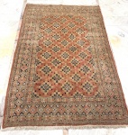 Antigo Tapete Bukara feito a mão, padrão geométrico com franjas. Med. 230 X 152 cm.