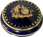 Limoges - France - Elegante Porta Joia em porcelana Francesa na cor azul cobalto decorado com cenas galantes em fios de ouro e parte interna com figura de flor, peça marcada embaixo. Med. 9 cm.