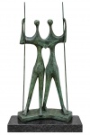 Bruno Giorgi - Grande Escultura em bronze denominado "Candangos", base em granito, peça assinada e imponente ( não possui certificado, vai com NF de arrematação). Med. Total 130 X 90 X 30 cm, escultura 118 X 45 X 25 cm. Biografia Bruno Giorgi (Mococa SP 1905 - Rio de Janeiro RJ 1993) Escultor. Muda-se com a família para Itália, e fixa-se em Roma em 1913. Em 1920, inicia estudos de desenho e escultura com o professor Loss. Participa de movimentos antifascistas. Em 1931, é preso por motivos políticos e condenado a sete anos de prisão. É extraditado para o Brasil em 1935, por intervenção do embaixador brasileiro na Itália. Em São Paulo, trava contato com Joaquim Figueira (1904 - 1943) e Alfredo Volpi (1896 - 1988). Em 1937, viaja para Paris e freqüenta as academias La Grand Chaumière e Ranson, onde estuda com Aristide Maillol (1861 - 1944). Em 1939, retorna a São Paulo e convive com Mário de Andrade (1893 - 1945), Lasar Segall (1891 - 1957), Oswald de Andrade (1890 - 1954) e Sérgio Milliet (1898 - 1966), entre outros. Começa a praticar desenho de modelo-vivo e pintura com os artistas do Grupo Santa Helena e integra a Família Artística Paulista - FAP. Em 1943, transfere-se para o Rio de Janeiro. A convite do ministro Gustavo Capanema (1900 - 1985) instala ateliê no antigo Hospício da Praia Vermelha, onde orienta jovens artistas como Francisco Stockinger (1919). Possui obras em espaços públicos como Monumento à Juventude Brasileira, 1947, nos jardins do antigo Ministério da Educação e Saúde - MES, atual Palácio Gustavo Capanema, no Rio de Janeiro; Candangos, 1960, na praça dos Três Poderes, e Meteoro, 1967, no lago do edifício do Ministério das Relações Exteriores, em Brasília; e Integração, 1989, no Memorial da América Latina, em São Paulo.