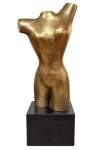 Bruno Giorgi - Grande Escultura em Bronze (pesada) representando "Torso" ,base em granito, peça assinada. Med. Total 115 cm, base 40 X 40 X 40 cm. Biografia Bruno Giorgi (Mococa SP 1905 - Rio de Janeiro RJ 1993) Escultor. Muda-se com a família para Itália, e fixa-se em Roma em 1913. Em 1920, inicia estudos de desenho e escultura com o professor Loss. Participa de movimentos antifascistas. Em 1931, é preso por motivos políticos e condenado a sete anos de prisão. É extraditado para o Brasil em 1935, por intervenção do embaixador brasileiro na Itália. Em São Paulo, trava contato com Joaquim Figueira (1904 - 1943) e Alfredo Volpi (1896 - 1988). Em 1937, viaja para Paris e freqüenta as academias La Grand Chaumière e Ranson, onde estuda com Aristide Maillol (1861 - 1944). Em 1939, retorna a São Paulo e convive com Mário de Andrade (1893 - 1945), Lasar Segall (1891 - 1957), Oswald de Andrade (1890 - 1954) e Sérgio Milliet (1898 - 1966), entre outros. Começa a praticar desenho de modelo-vivo e pintura com os artistas do Grupo Santa Helena e integra a Família Artística Paulista - FAP. Em 1943, transfere-se para o Rio de Janeiro. A convite do ministro Gustavo Capanema (1900 - 1985) instala ateliê no antigo Hospício da Praia Vermelha, onde orienta jovens artistas como Francisco Stockinger (1919). Possui obras em espaços públicos como Monumento à Juventude Brasileira, 1947, nos jardins do antigo Ministério da Educação e Saúde - MES, atual Palácio Gustavo Capanema, no Rio de Janeiro; Candangos, 1960, na praça dos Três Poderes, e Meteoro, 1967, no lago do edifício do Ministério das Relações Exteriores, em Brasília; e Integração, 1989, no Memorial da América Latina, em São Paulo.