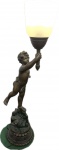 Linda Escultura/Luminária em petit bronze representando "Figura de Puti". Med. total 64 cm.