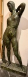 Bruno Giorgi (Mococa SP 1905 - Rio de Janeiro RJ 1993) - Imponente Escultura em bronze patinado representando Figura feminina, peça assinada. Med. total 160 X 70 cm (não possui certificado, vai com NF de rematação). Biografia Bruno Giorgi (Mococa SP 1905 - Rio de Janeiro RJ 1993) Escultor. Muda-se com a família para Itália, e fixa-se em Roma em 1913. Em 1920, inicia estudos de desenho e escultura com o professor Loss. Participa de movimentos antifascistas. Em 1931, é preso por motivos políticos e condenado a sete anos de prisão. É extraditado para o Brasil em 1935, por intervenção do embaixador brasileiro na Itália. Em São Paulo, trava contato com Joaquim Figueira (1904 - 1943) e Alfredo Volpi (1896 - 1988). Em 1937, viaja para Paris e freqüenta as academias La Grand Chaumière e Ranson, onde estuda com Aristide Maillol (1861 - 1944). Em 1939, retorna a São Paulo e convive com Mário de Andrade (1893 - 1945), Lasar Segall (1891 - 1957), Oswald de Andrade (1890 - 1954) e Sérgio Milliet (1898 - 1966), entre outros. Começa a praticar desenho de modelo-vivo e pintura com os artistas do Grupo Santa Helena e integra a Família Artística Paulista - FAP. Em 1943, transfere-se para o Rio de Janeiro. A convite do ministro Gustavo Capanema (1900 - 1985) instala ateliê no antigo Hospício da Praia Vermelha, onde orienta jovens artistas como Francisco Stockinger (1919). Possui obras em espaços públicos como Monumento à Juventude Brasileira, 1947, nos jardins do antigo Ministério da Educação e Saúde - MES, atual Palácio Gustavo Capanema, no Rio de Janeiro; Candangos, 1960, na praça dos Três Poderes, e Meteoro, 1967, no lago do edifício do Ministério das Relações Exteriores, em Brasília; e Integração, 1989, no Memorial da América Latina, em São Paulo.