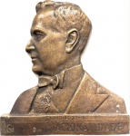 Getúlio Vargas - Placa de parede em bronze em homenagem a Getúlio Vargas com dizeres "Guia da Nacionalidade, Decênio 1930 - 40. Med. 35 X 28 cm.
