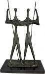 Bruno Giorgi - Escultura em bronze denominado "Candangos", base em granito, peça assinada. Med. Total 40 X 23 cm. Biografia Bruno Giorgi (Mococa SP 1905 - Rio de Janeiro RJ 1993) Escultor. Muda-se com a família para Itália, e fixa-se em Roma em 1913. Em 1920, inicia estudos de desenho e escultura com o professor Loss. Participa de movimentos antifascistas. Em 1931, é preso por motivos políticos e condenado a sete anos de prisão. É extraditado para o Brasil em 1935, por intervenção do embaixador brasileiro na Itália. Em São Paulo, trava contato com Joaquim Figueira (1904 - 1943) e Alfredo Volpi (1896 - 1988). Em 1937, viaja para Paris e freqüenta as academias La Grand Chaumière e Ranson, onde estuda com Aristide Maillol (1861 - 1944). Em 1939, retorna a São Paulo e convive com Mário de Andrade (1893 - 1945), Lasar Segall (1891 - 1957), Oswald de Andrade (1890 - 1954) e Sérgio Milliet (1898 - 1966), entre outros. Começa a praticar desenho de modelo-vivo e pintura com os artistas do Grupo Santa Helena e integra a Família Artística Paulista - FAP. Em 1943, transfere-se para o Rio de Janeiro. A convite do ministro Gustavo Capanema (1900 - 1985) instala ateliê no antigo Hospício da Praia Vermelha, onde orienta jovens artistas como Francisco Stockinger (1919). Possui obras em espaços públicos como Monumento à Juventude Brasileira, 1947, nos jardins do antigo Ministério da Educação e Saúde - MES, atual Palácio Gustavo Capanema, no Rio de Janeiro; Candangos, 1960, na praça dos Três Poderes, e Meteoro, 1967, no lago do edifício do Ministério das Relações Exteriores, em Brasília; e Integração, 1989, no Memorial da América Latina, em São Paulo.