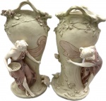 Magnífico e Antigo Par de Floreiras Art Nouveau em Faiança policromada, ricamente trabalhada decorada com figuras de Damas, Florais e Pássaros. Med. 40 X 24 cm.