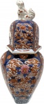 IMARI - Japão Séc. XIX - Belíssimo potiche de coleção em porcelana Japonesa, ricamente decorado com figuras florais típicas nas cores branco, azul, rouge-de-fer e coral, encimada com figura de Cão de Fó na pega da tampa. Med. 34 X 15 cm.