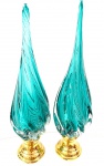 Murano - Grande Par de Pinhas em Vidro Artístico de Murano na cor azul, decorado com bolhas internas e base em bronze. Med. 43 cm.