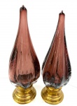 Murano - Grande Par de Pinhas em Vidro Artístico de Murano na cor Vinho, decorado com bolhas internas e base em bronze. Med. 35 cm.