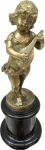 Juan Clara (Espanha 1875 - 1957) - Linda Escultura em Bronze representando "Menina com Alaúde", base em mármore, peça assinada. Med. total 20 cm. Biografia: Juan Clara - Olot (Espanha) 1875-1957 (local de falecimento desconhecido) - Escultora espanhola especializada em esculturas infantis. Clara participou dos Salões de Paris; em 1903, recebeu uma menção honrosa por sua obra. Passou parte da vida nos Estados Unidos.
