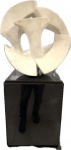 Bruno Giorgi - Grande, Imponente Escultura em mármore Carrara dito "Meteoro", peça assinada, base em granito (não possui certificado, vai com NF de arrematação). . Med. total 96 X 48 cm, base 48 x 37 x 37 cm, escultuta 48 cm. Biografia Bruno Giorgi (Mococa SP 1905 - Rio de Janeiro RJ 1993) Escultor. Muda-se com a família para Itália, e fixa-se em Roma em 1913. Em 1920, inicia estudos de desenho e escultura com o professor Loss. Participa de movimentos antifascistas. Em 1931, é preso por motivos políticos e condenado a sete anos de prisão. É extraditado para o Brasil em 1935, por intervenção do embaixador brasileiro na Itália. Em São Paulo, trava contato com Joaquim Figueira (1904 - 1943) e Alfredo Volpi (1896 - 1988). Em 1937, viaja para Paris e freqüenta as academias La Grand Chaumière e Ranson, onde estuda com Aristide Maillol (1861 - 1944). Em 1939, retorna a São Paulo e convive com Mário de Andrade (1893 - 1945), Lasar Segall (1891 - 1957), Oswald de Andrade (1890 - 1954) e Sérgio Milliet (1898 - 1966), entre outros. Começa a praticar desenho de modelo-vivo e pintura com os artistas do Grupo Santa Helena e integra a Família Artística Paulista - FAP. Em 1943, transfere-se para o Rio de Janeiro. A convite do ministro Gustavo Capanema (1900 - 1985) instala ateliê no antigo Hospício da Praia Vermelha, onde orienta jovens artistas como Francisco Stockinger (1919). Possui obras em espaços públicos como Monumento à Juventude Brasileira, 1947, nos jardins do antigo Ministério da Educação e Saúde - MES, atual Palácio Gustavo Capanema, no Rio de Janeiro; Candangos, 1960, na praça dos Três Poderes, e Meteoro, 1967, no lago do edifício do Ministério das Relações Exteriores, em Brasília; e Integração, 1989, no Memorial da América Latina, em São Paulo.