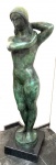 CESCHIATTI, Alfredo - (1918-1989) Cearense - Magnífica e Grande Escultura em bronze patinado denominada "Cearense", assinada e com selo de fundição ZANI, base em granito. (Não possui certificado, vai com Nota Fiscal de Arrematação). Med. Escultura 150 X 50 cm e base 10 X 40 X 40 cm. Nota: Alfredo Ceschiatti (Belo Horizonte, 1 de setembro de 1918 Rio de Janeiro, 25 de agosto de 1989) foi um escultor, desenhista e professor brasileiro.BiografiaSem Título (1978), escultura exposta na Estação SéFilho de pais italianos e neto de gregos, foi à Itália em 1937, beneficiado pelo governo italiano em promover viagens de filhos de imigrantes ao país. De volta ao país, fixou-se na cidade do Rio de Janeiro onde estudou na Escola Nacional de Belas Artes. Foi premiado no Salão Nacional de Belas Artes, em 1945, pelo baixo-relevo do batistério da Igreja de São Francisco de Assis, em Belo Horizonte. Conheceu Oscar Niemeyer, que lhe encomendou uma escultura para o Conjunto Arquitetônico da Pampulha, em Belo Horizonte. Ceschiatti criou O Abraço, obra de duas mulheres abraçadas. Considerada imoral pelos mineiros, ficou guardada muitos anos até ser finalmente exposta em um jardim da Pampulha. A escultura Duas Amigas foi feita para o Salão Nobre (jardim superior) do Palácio Itamaraty com orientações do embaixador Wladimir Murtinho, que atuava como curador-chefe no projeto de ambientação do Palácio. O gosto do artista pela figura feminina está presente em várias de suas obras.Em 1960 esculpiu, em granito, As Três Forças Armadas, um dos temas no Monumento Nacional aos Mortos da Segunda Guerra Mundial, no Rio de Janeiro. Possui obras em diversos museus brasileiros.