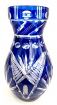 Belíssimo Vaso em demi cristal translucido e azul reicamente lapidado. Med. 28 X 15 cm.
