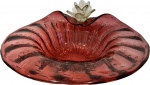 Italia - Murano Anos 50 - Maravilhoso Centro de Mesa  em vidro artístico de Murano na cor vermelho decorado com figura de flor com pó de ouro. Med. 20 X 38 X 35 cm.