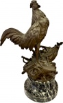 Antiga Escultura em bronze Francês representando " Galo Vitorioso" (um síbolo de vitória da França), peça com descrição, base de mármore. Med. total 29 X 21 cm.