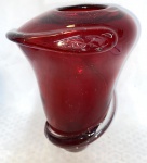 Vaso em vidro artístico de Murano na cor vermelho decorado com figura de Serpente. Med. 30 X 21 cm.