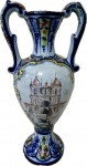 Alcobaça- Portugal - Bela ânfora em Faiança Portuguesa Alcobaça pintada a mão, decorada com figuras florais e de Castelo (apresenta lascado embaixo, não interfere), peça marcada embaixo. Med. 20 X 10 cm.