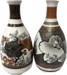 Japan - Duas Antigas garrafas para saquê em porcelana Japonesa pintada a mão decoração floral, peças marcadas embaixo. Med. 15,5 X 7 cm.