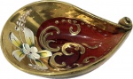 MURANO - Archimede Seguso - Elegante e Delicado Porta Alianças em Murano Seguso no Tom Vermelho com pintura esmaltada floral e ouro, apresenta selo. Med. 11 cm.