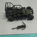 Buggy militar em miniatura (estilo Desert Patrol Vehicle / Chenowth) da marca World Peacekeepers (M&C Toy Centre) escala Comandos em Ação - acompanha arma porém contém peueno detalhe no encaixe