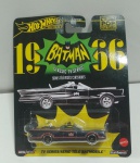 Hot Wheels Premium da série "Pop Culture" Batmóvel clássico da série de TV de 1966 lacrado no blister
