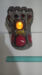 Manopla Eletrônica do Thanos (ou Manopla do Infinito eletrônica) Acende a Luz