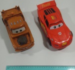 Relâmpago McQueen que se transforma em robô funcionando  + Mate (Tow Mater) brinquedo contém detalhes de cola em uma das rodas