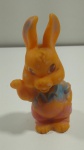 Brinquedo vintage de borracha em formato de coelho